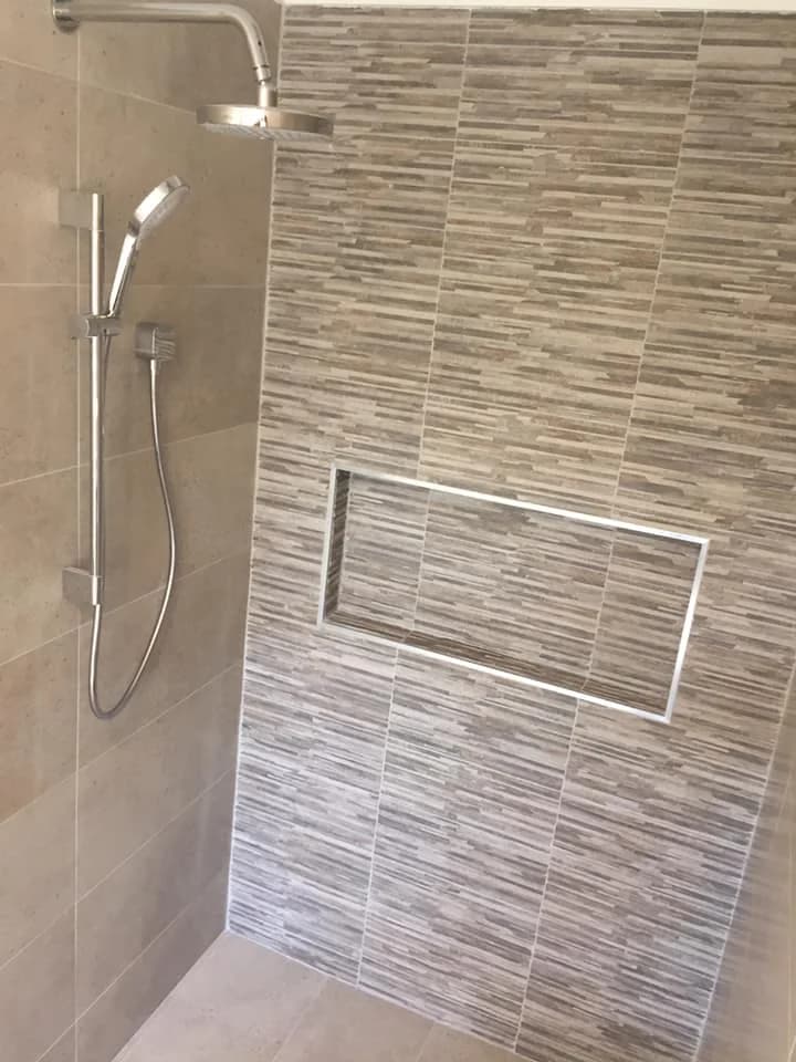 Walk-in shower with stone-look feature tiling and recessed niche